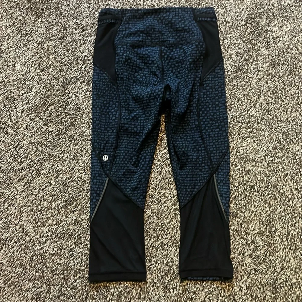 Lululemon Free Runner Crop (19")
Shatter Weave Desert Teal Alberta Lake Legging - Picture 3 of 10